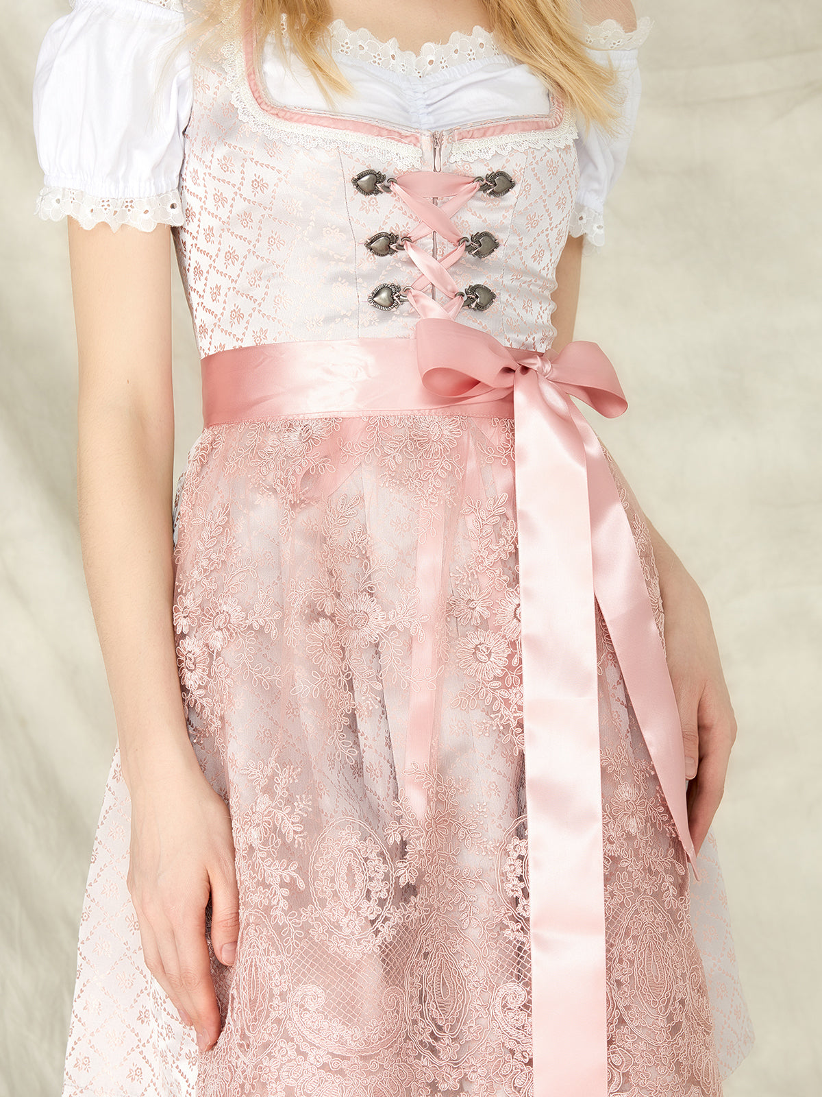 Dirndl: Fra det landlige kostume til moderne modekultur